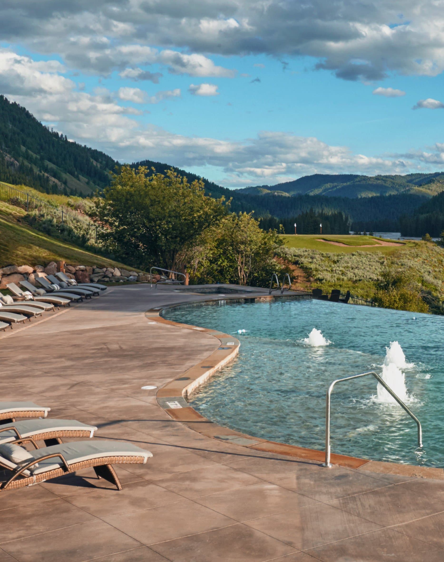 Pool in Snake River with loungechairs and view of the mountains