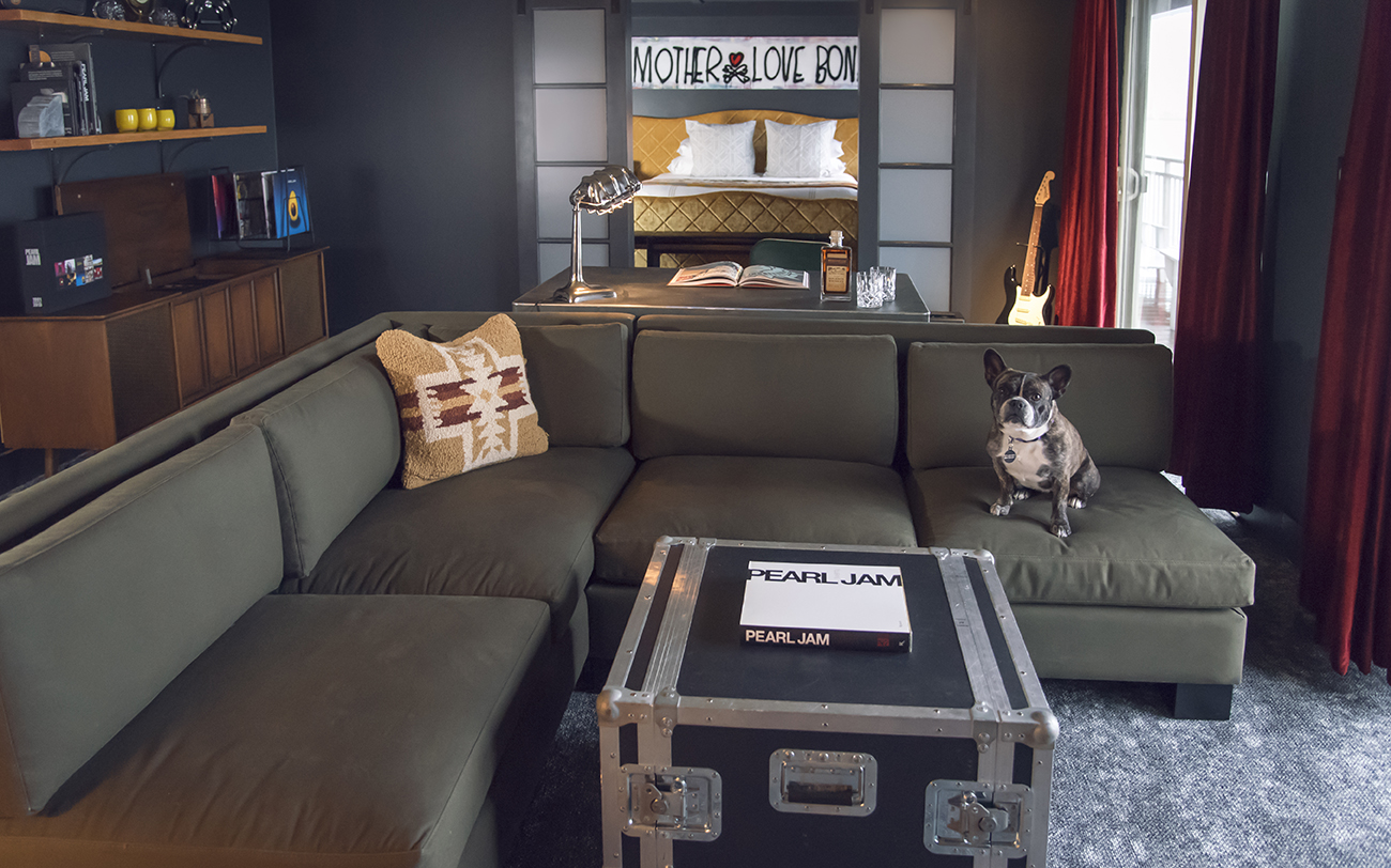 Pearl Jam Suite living room
