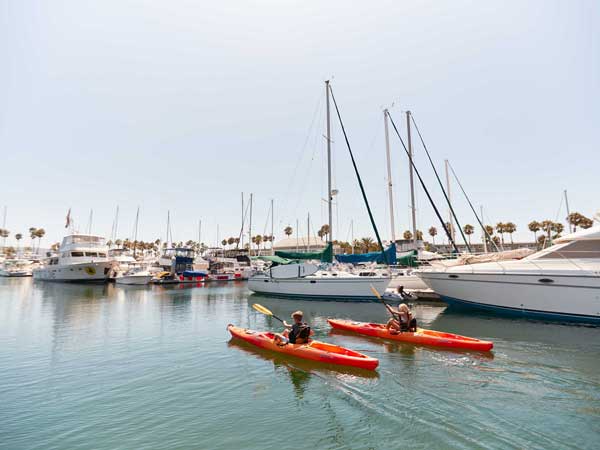 2 kids kayaking in redondo beach marina