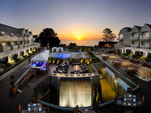 L'Auberge Del Mar exterior at night