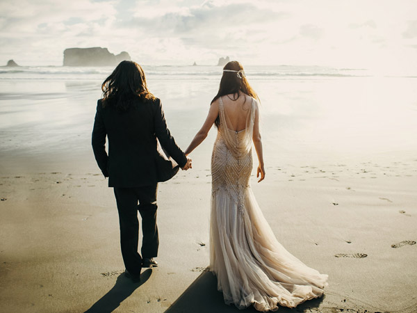 wedding couple walking on orego beach